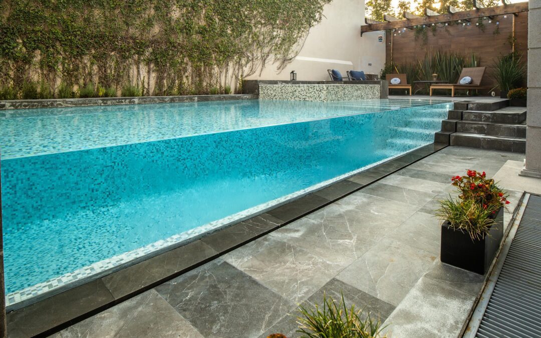 Los beneficios de usar planchas acrílicas en la construcción de piscinas, jacuzzis y otras estructuras similares.